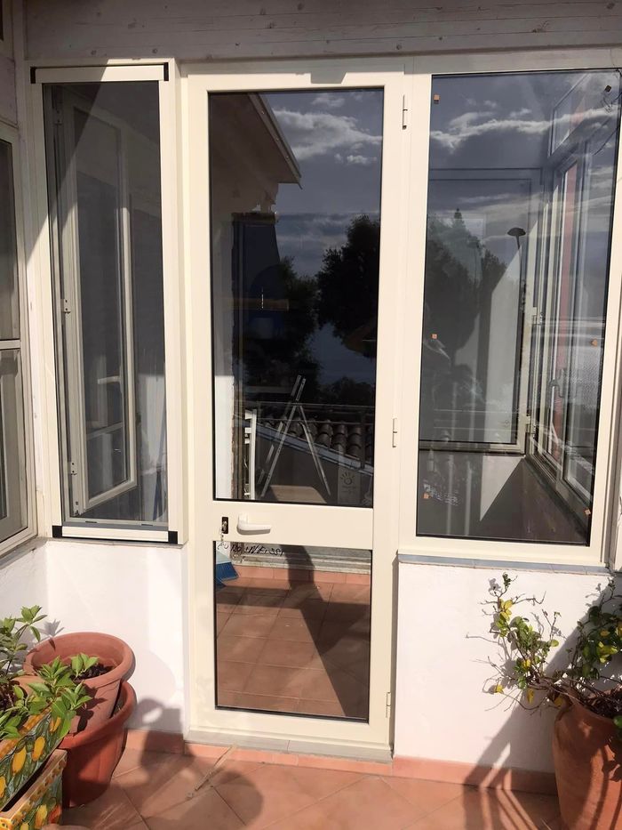 Infisso in PVC installato in un ambiente domestico