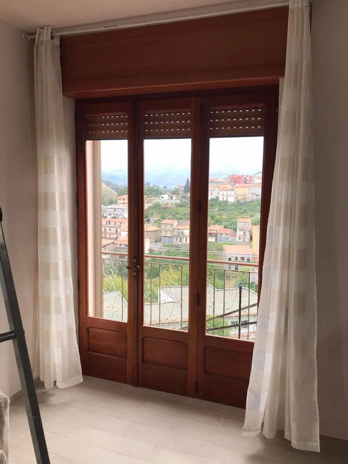 Infisso legno-alluminio installato in un ambiente residenziale