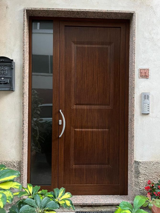 Porta esterna moderna su facciata