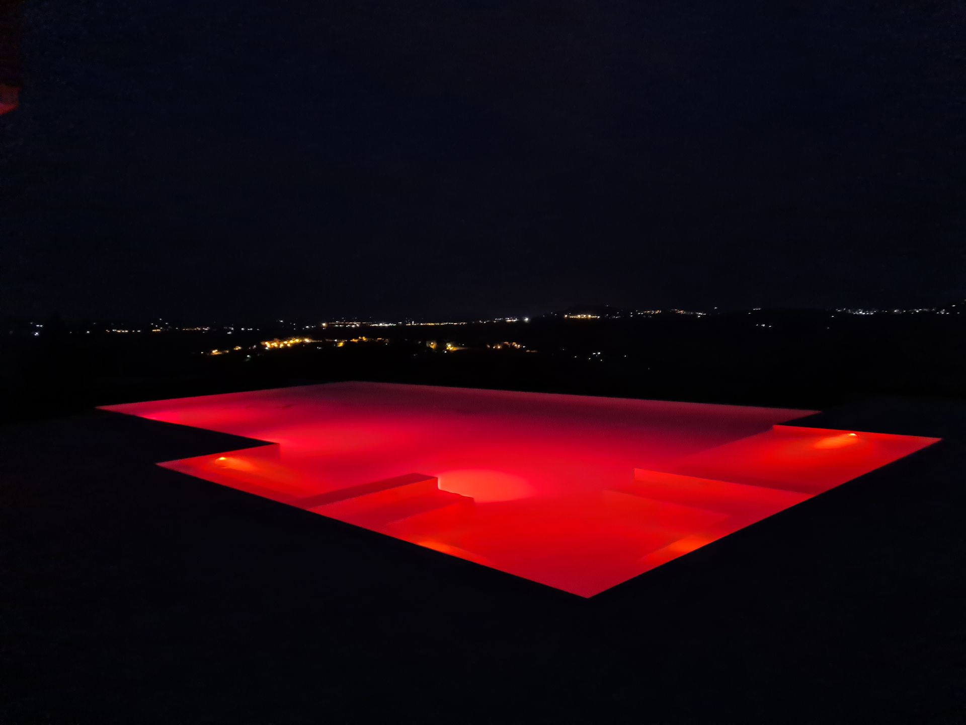 piscina illuminata di rosso