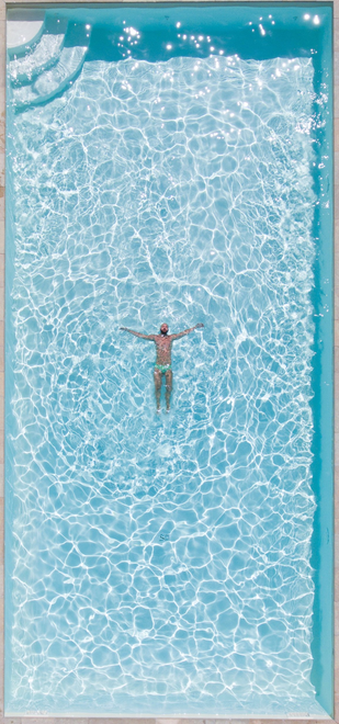 uomo in piscina