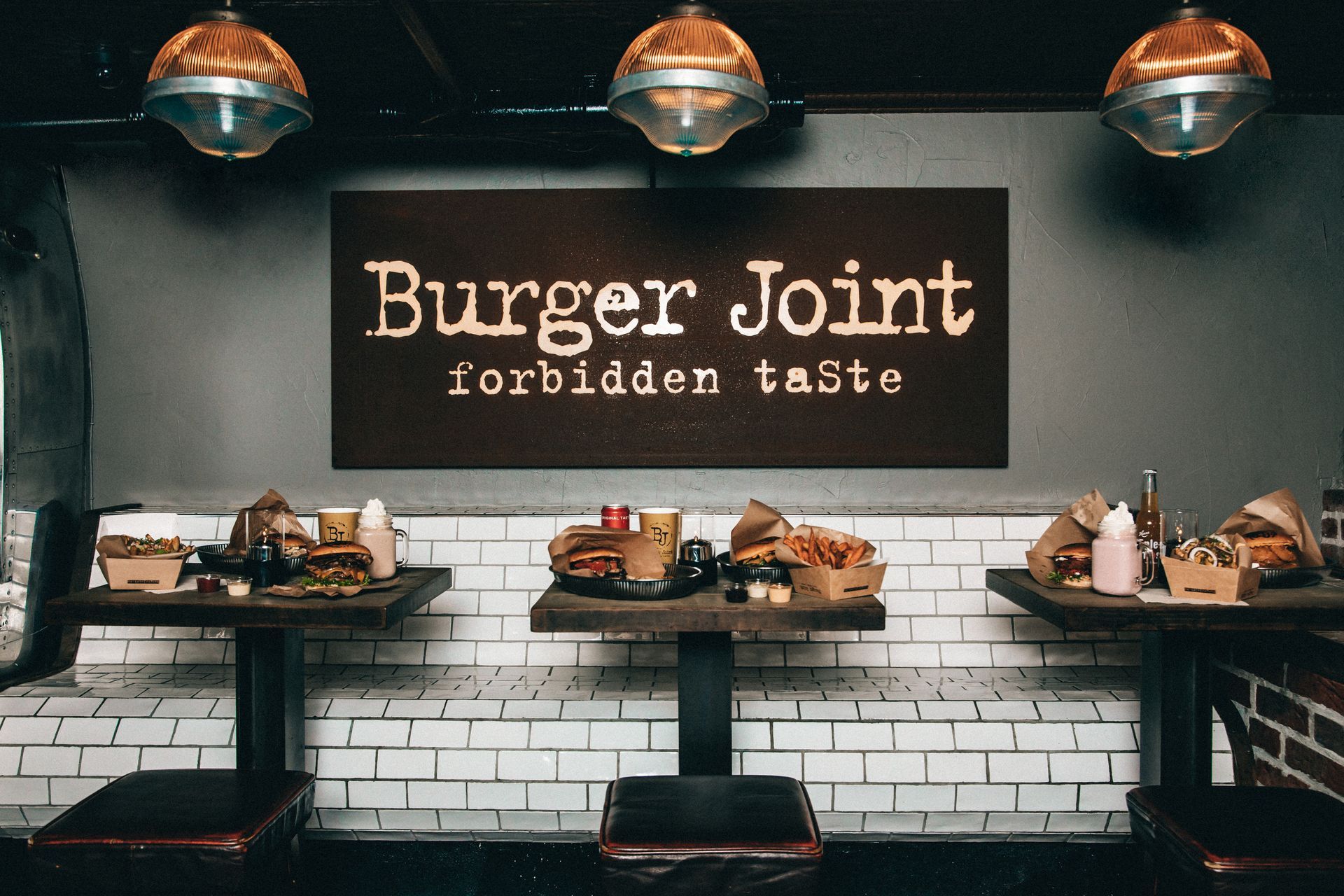 En restaurant med et skilt som sier burger joint forbudt smak
