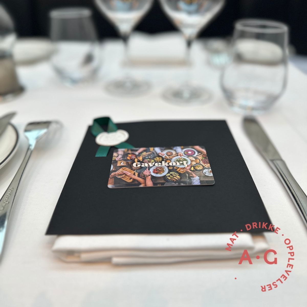 Et kuvert for en restaurant med et gavekort på toppen