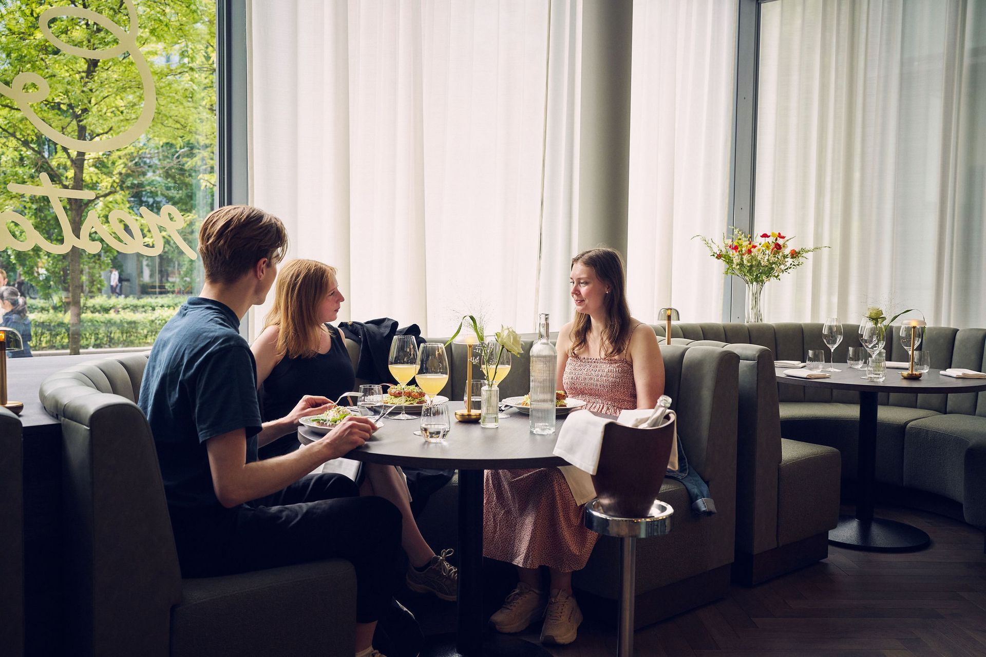 En bar med mange vinglass på hyllene
