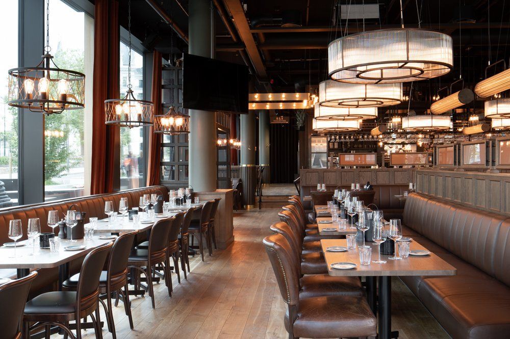 En restaurant med mange bord og stoler