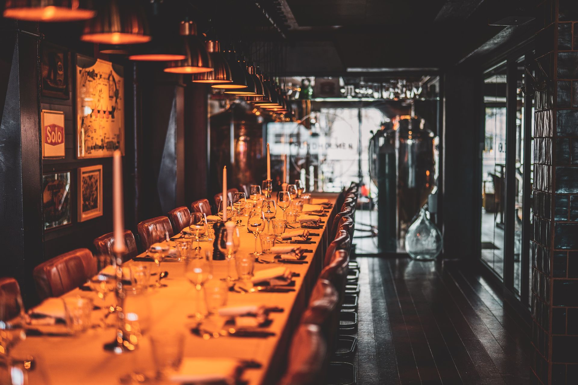 En restaurant med bord og stoler og en bar