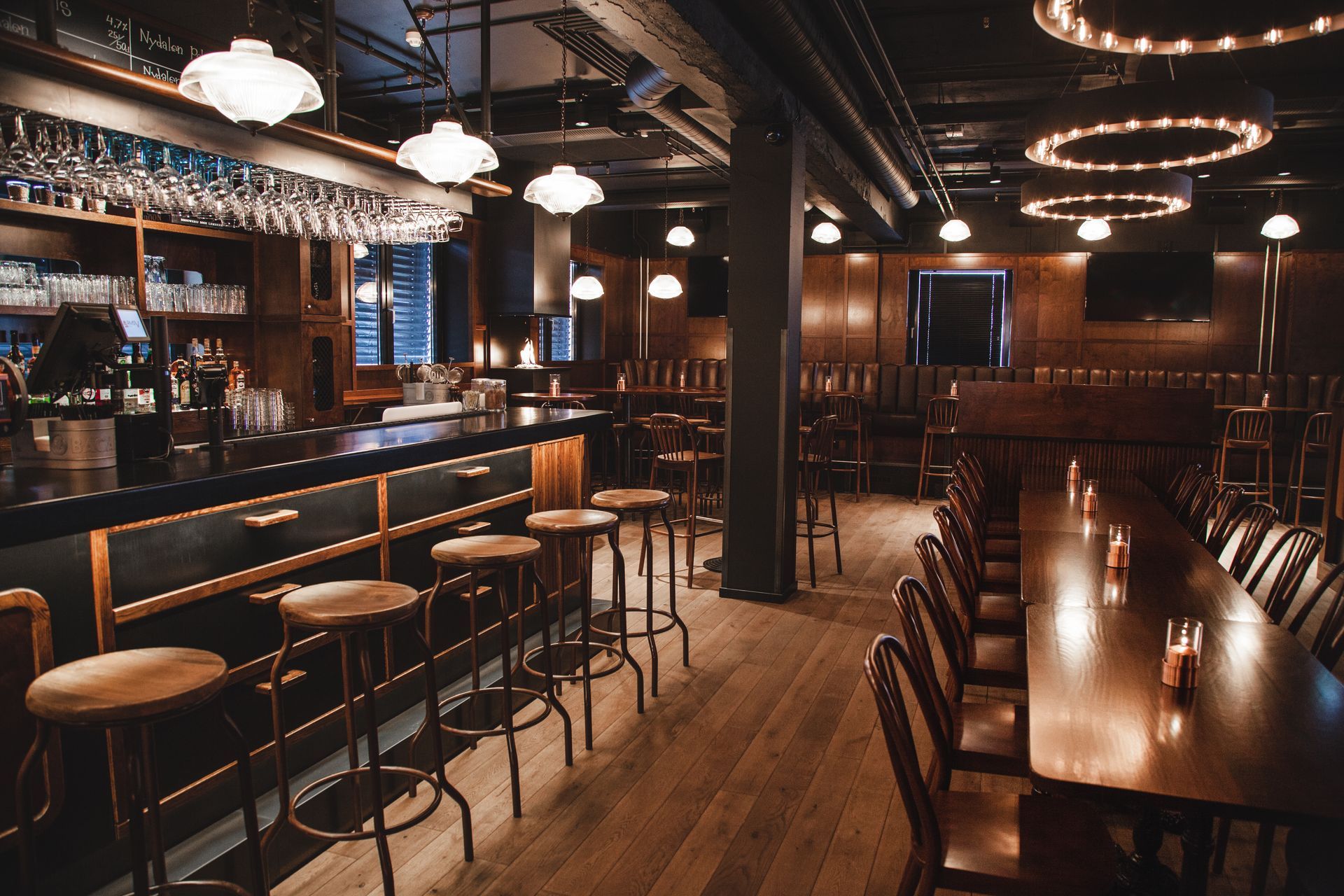 En restaurant med bord og stoler og en bar