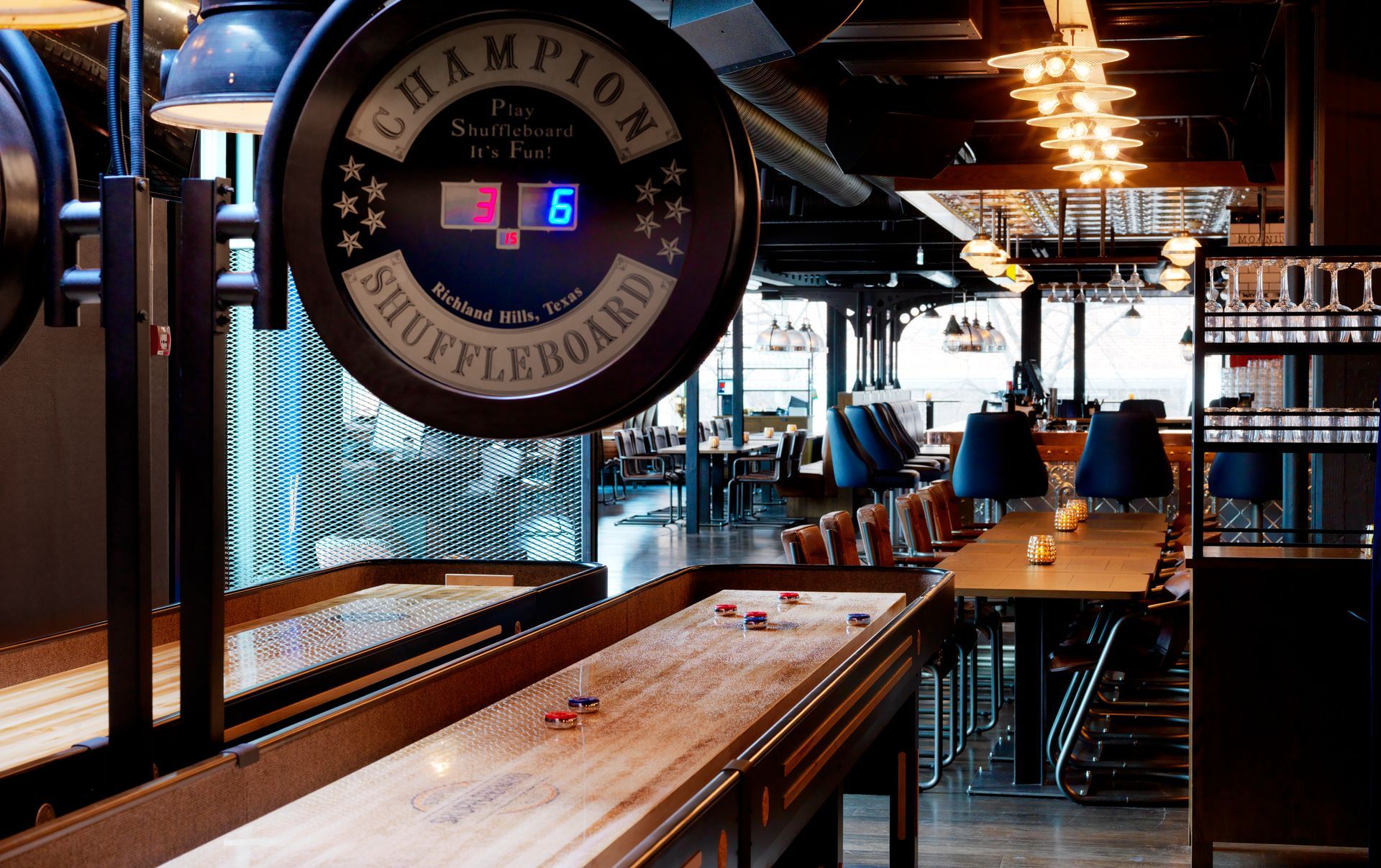 Et shuffleboard-bord med et skilt som sier champion shuffleboard