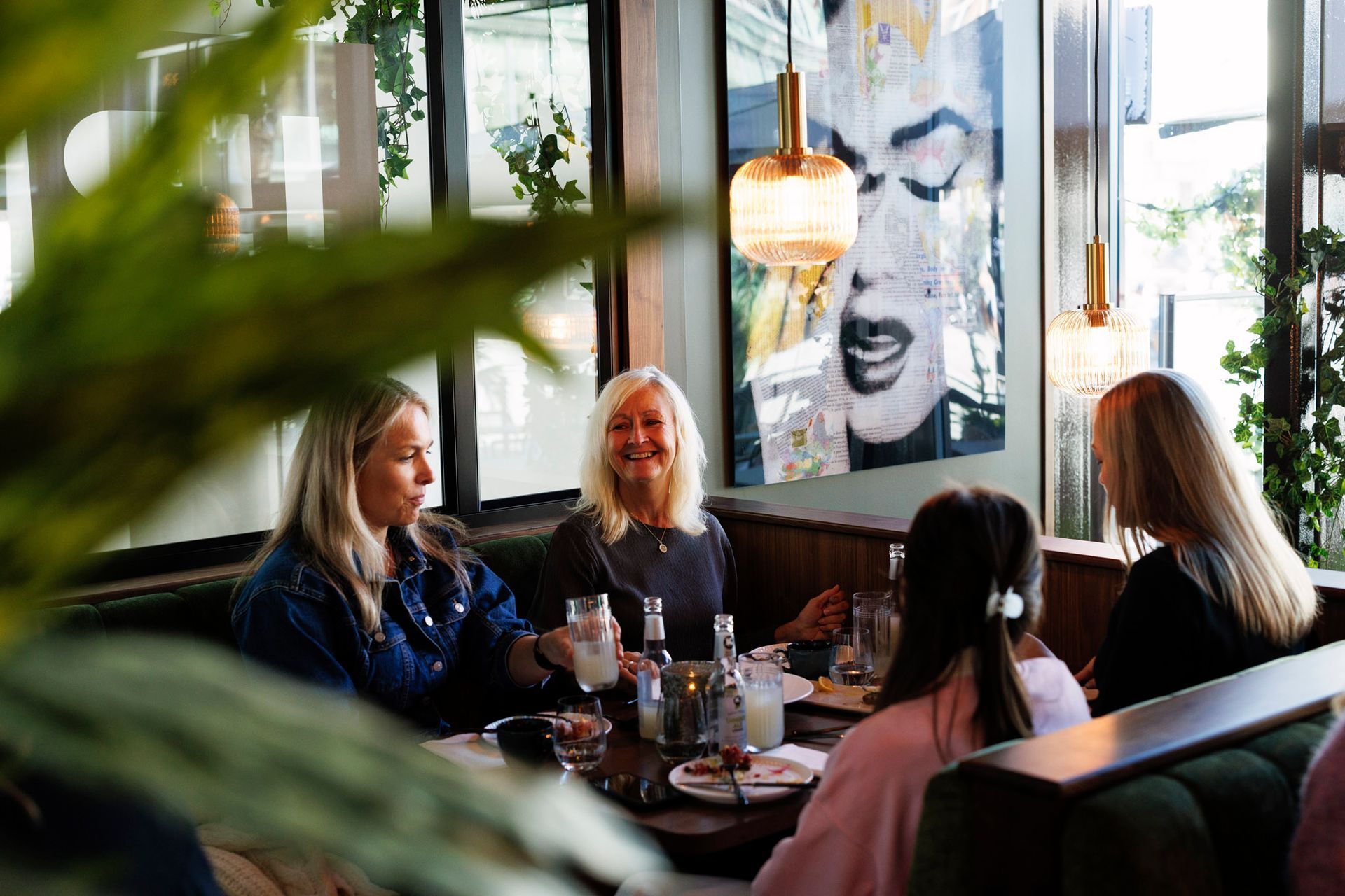 En gruppe kvinner sitter ved et bord på en restaurant.
