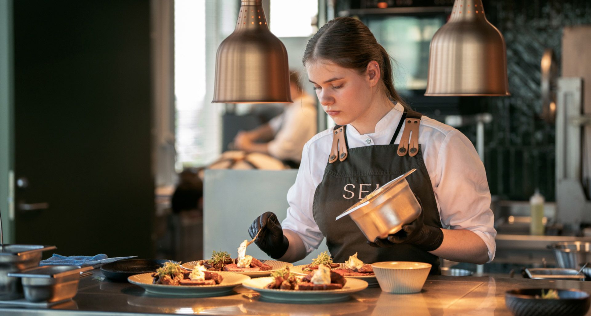 Kokk setter opp mat på et restaurantkjøkken.