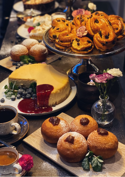 Et bord dekket med et utvalg av desserter og en kopp te