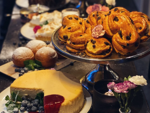 Et bord dekket med et utvalg av desserter og bakverk.