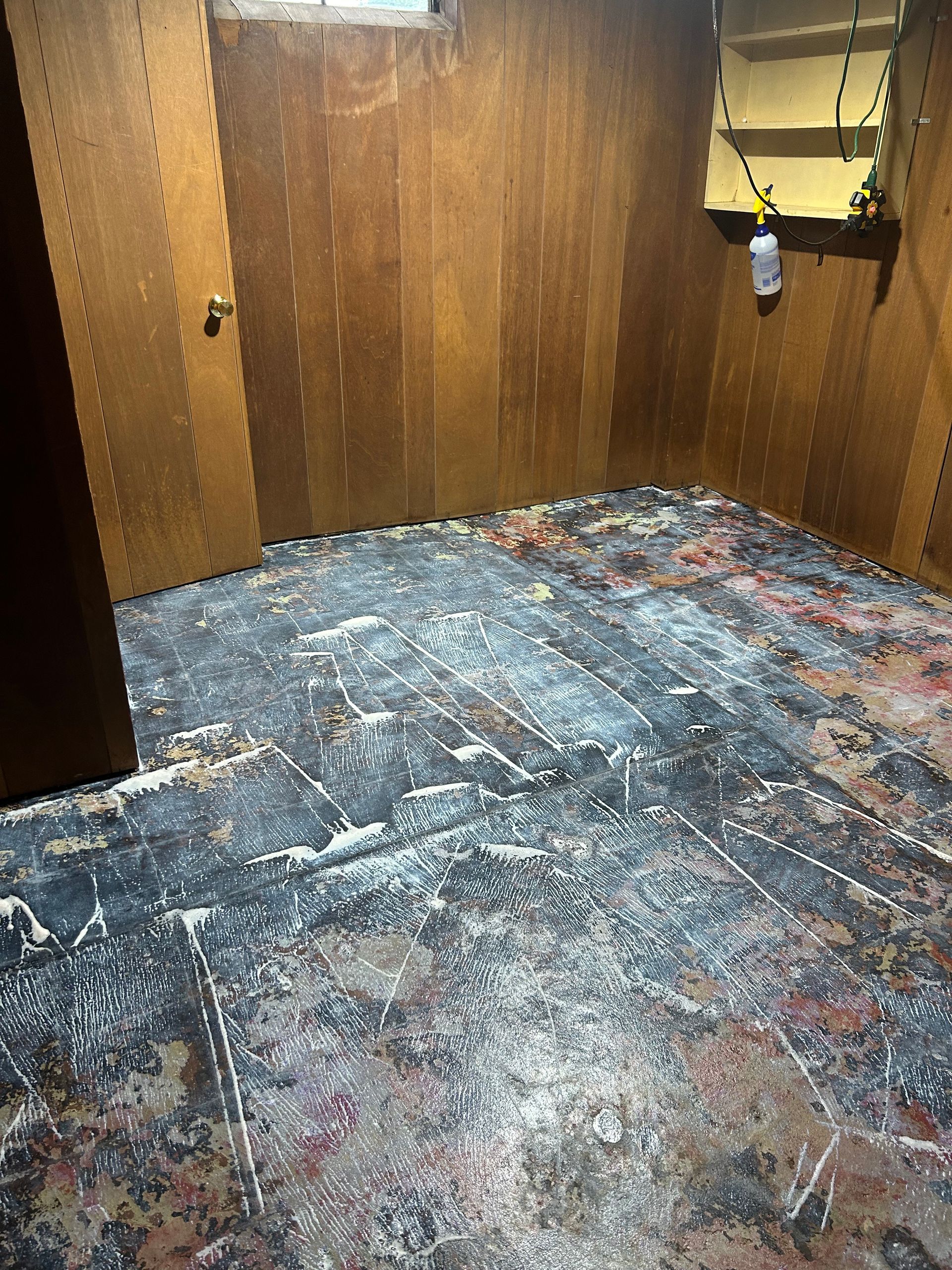 A room with a lot of dust on the floor and walls.