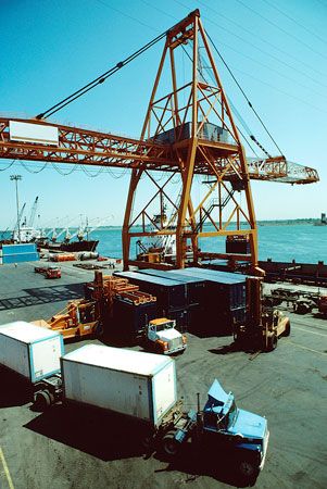  Importación, agente de aduanas