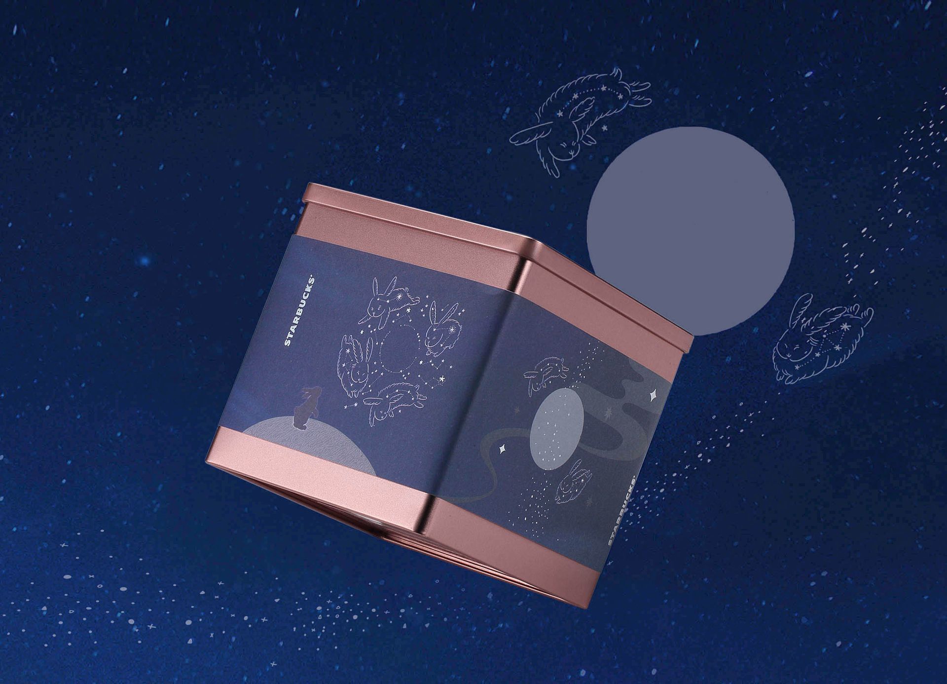 一本設計包裝案例，為星巴克禮盒製作腰封設計，以星座與玉兔的插畫構圖營造星空銀河的唯美浪漫，局部星光採用燙銀加工處理，點綴出璀璨無限的效果，而商品內餡香鬆並在外層裹上杏仁與咖啡巧克力，鹹甜交錯美味縈繞口中；滿足消費者味蕾的雙重美味。