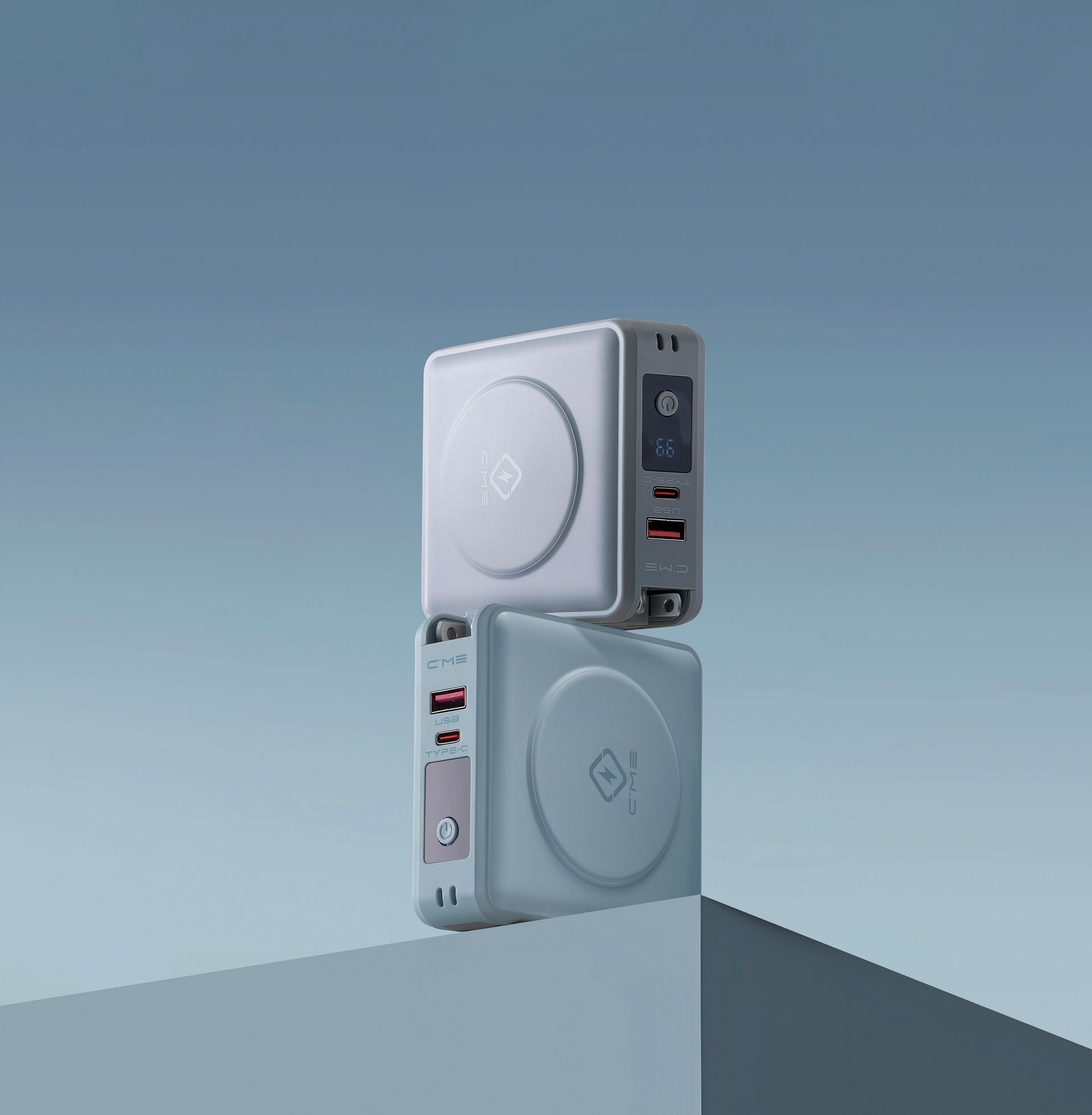 標榜高CP值的 行動電源，提供Carry攜帶性 · CP Value CP值 · Catcher eye吸睛，呈現商品特色及科技感，賦予物超所值的電力服務，時尚簡約的包裝視覺，襯托迷人的品牌個性。金星設計獎-金獎，pentawards設計獎-報導