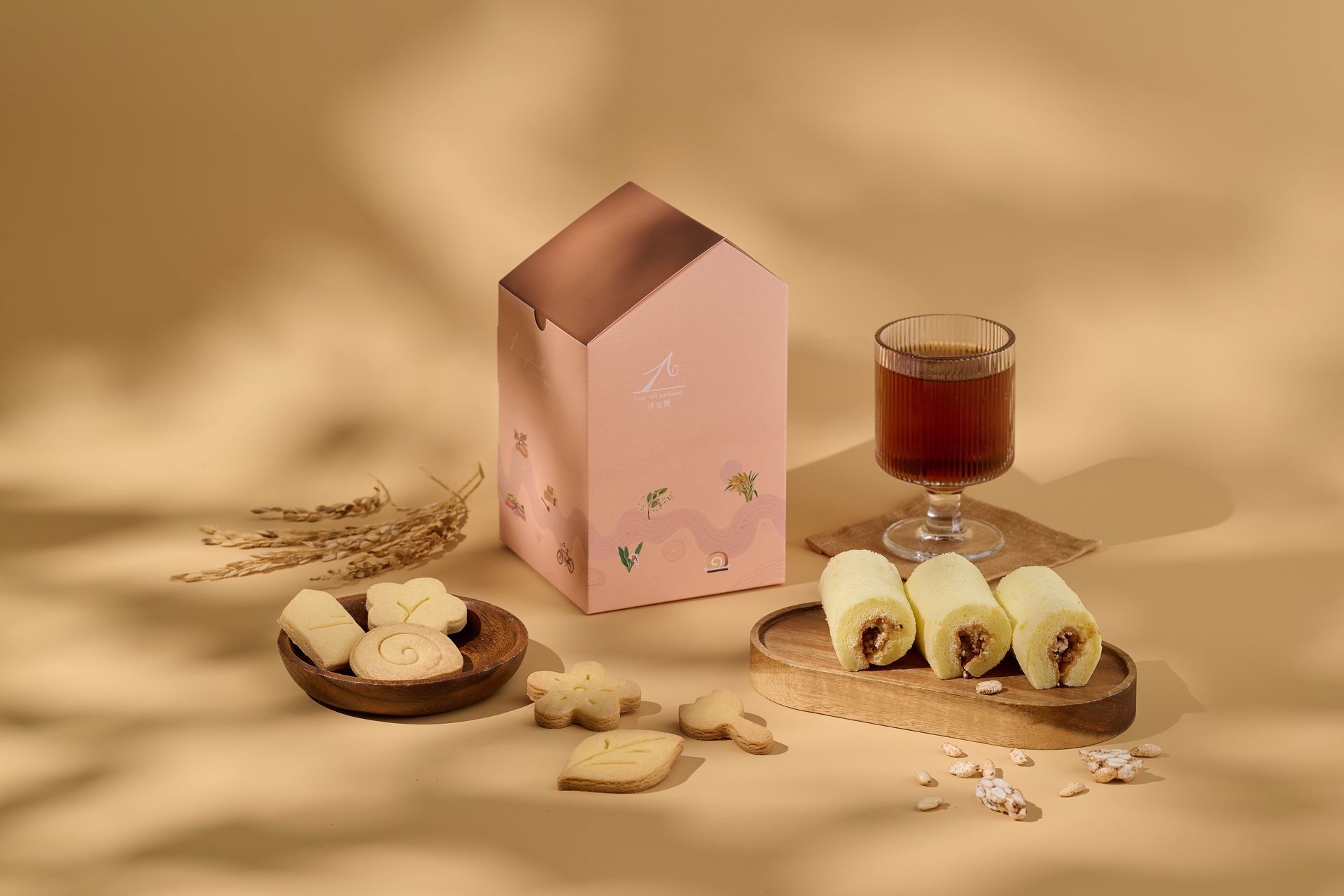 一本設計禮盒案例，在秀水鄉有間由返鄉青年創立的蛋糕甜點店，將土地故事融入美味。包裝靈感來自店舖獨特的五角建築，展現品牌的獨特魅力。蛋糕內餡選用在地青農的194稻米，搭配香米與七葉蘭的清香，讓每口都充滿土溫情與農人堅持。2025彰化縣台灣設計展-入圍