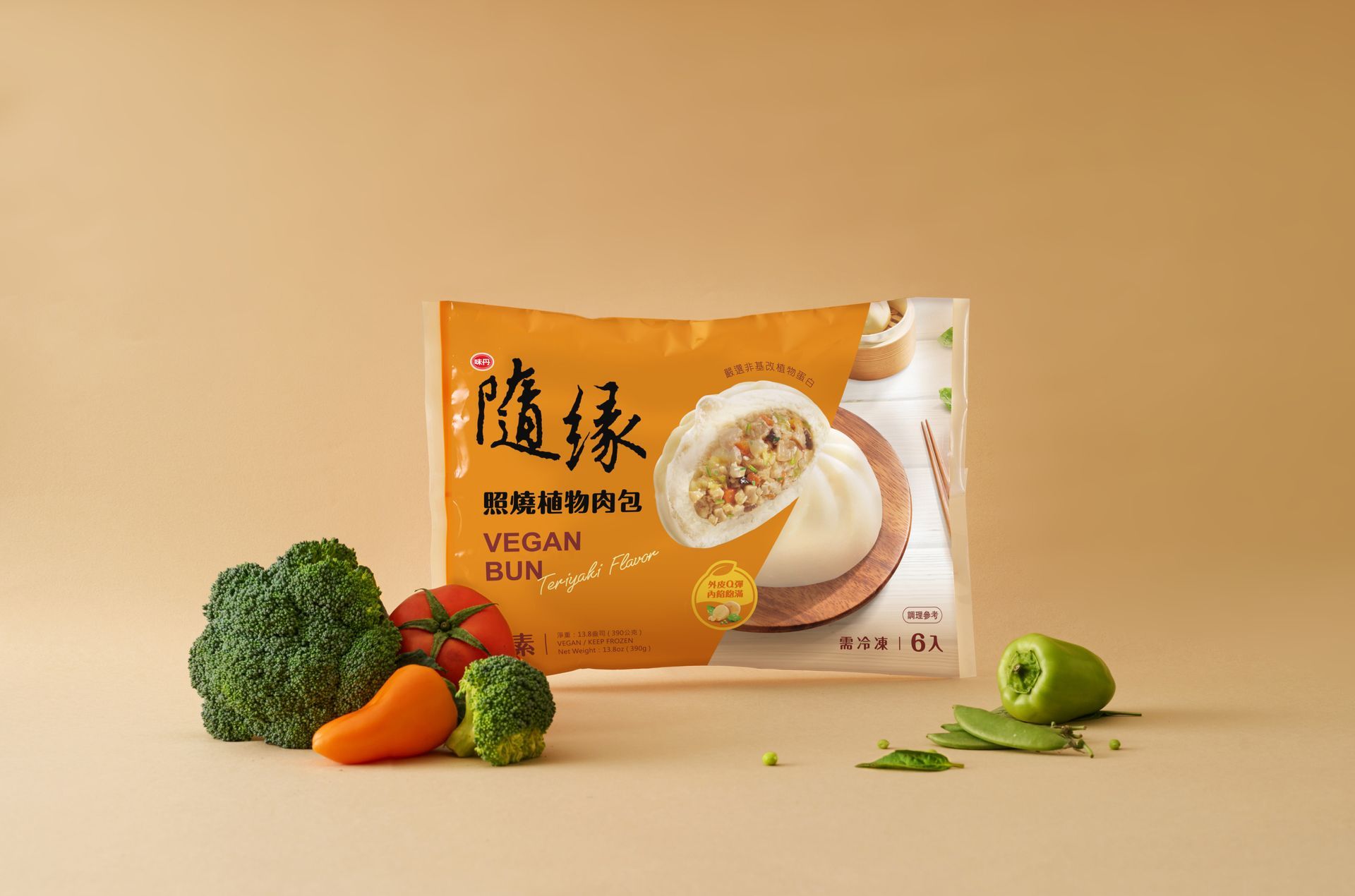 一本設計包裝案例，味丹隨緣品牌秉持環保理念，並以“葷素皆可，美味共享”作為號召特點，同時改變素食無聊的刻版印象，在品嚐美味的當下也讓愛護地球成為一種友善選擇！