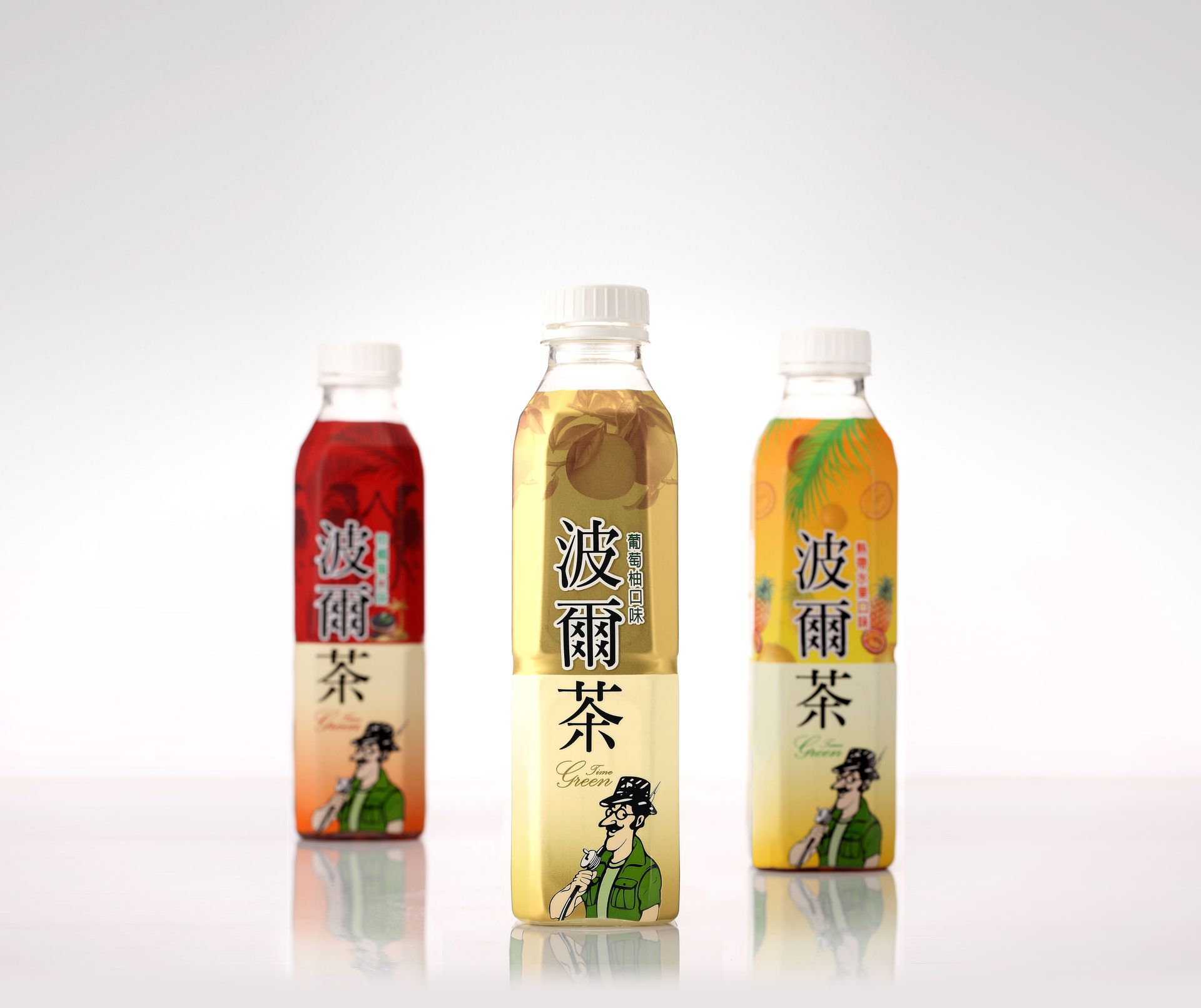 銷售多年的波爾茶在市場面臨包裝過時老舊；而延伸品項也有視覺凌亂問題。客戶端期許新包裝能保留品牌人物之外，同時呈現經典原味特質。搭配留白空間呈現飲茶風情，寶特瓶收縮膜下方挑戰金色印層技術並克服印刷斷層問題，在當時飲品市場中少有的印製做法。
