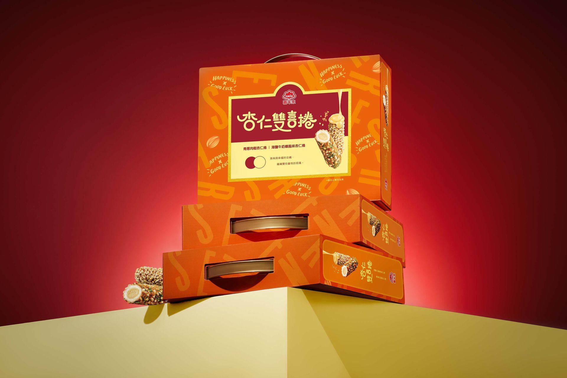 讓原有的品牌調性釋散發年輕活潑的氛圍。在視覺上特別將餅乾的圓柱體特色；融入到中文品名及背景品牌英文字中，營造趣味動感的視覺效果。搭配橘金色系的色調，豐富層次的鹹甜口味搭配滿足味蕾，幸運結合美味的祝福；歡迎到全聯通路感受這份雙重盛宴！