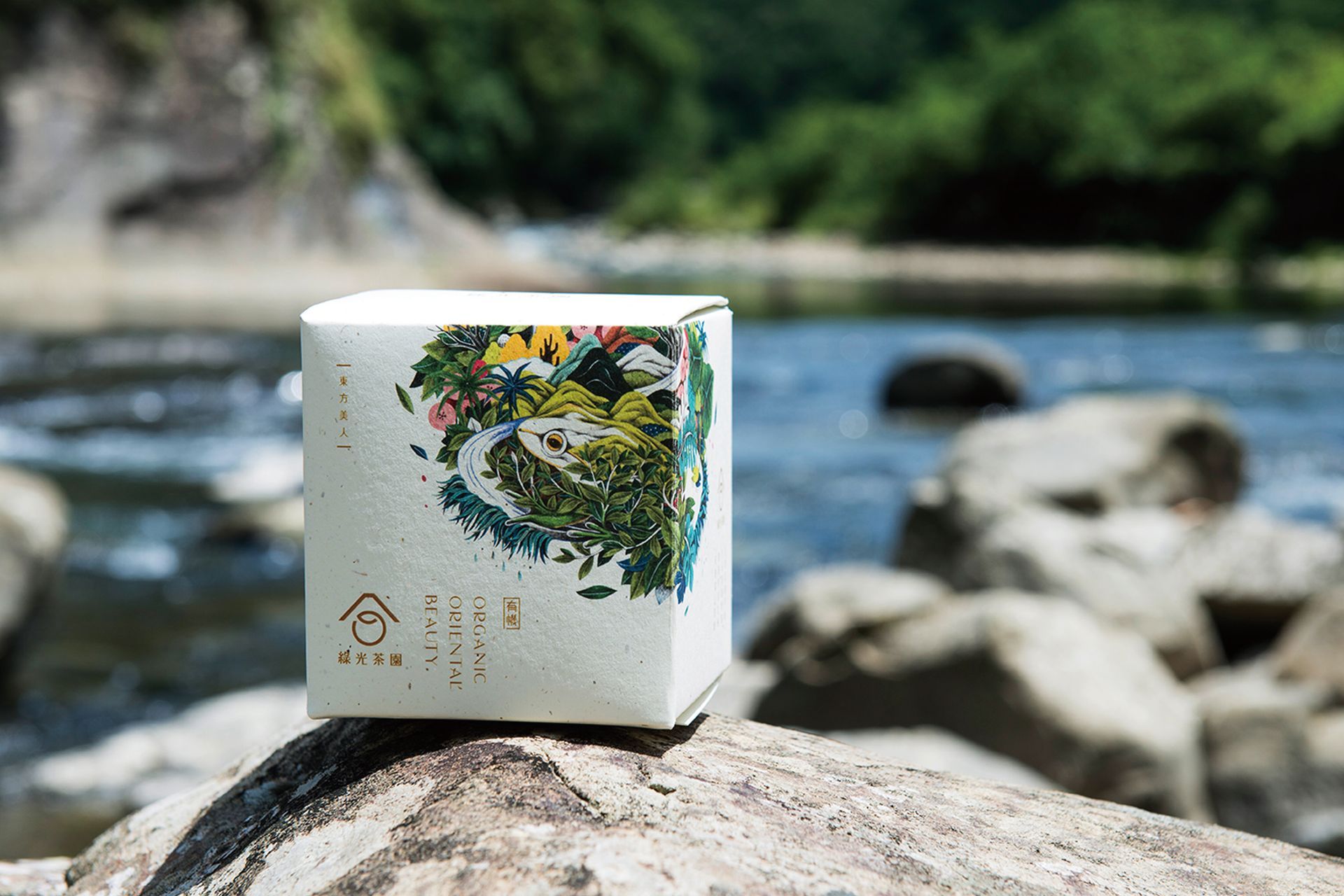 綠光茶園位於坪林北勢溪源頭翡翠水庫上游，創辦人採用有機植栽同時保護環境及原生種，為了呼應此精神，該款包裝的紙張，使用喝完不要的茶渣製成環保再生的茶渣紙，並結合坪林四個原生種動物，用插畫手法融入在地環境與環保油墨加工印製，呈現自然共生天地同好的意境。