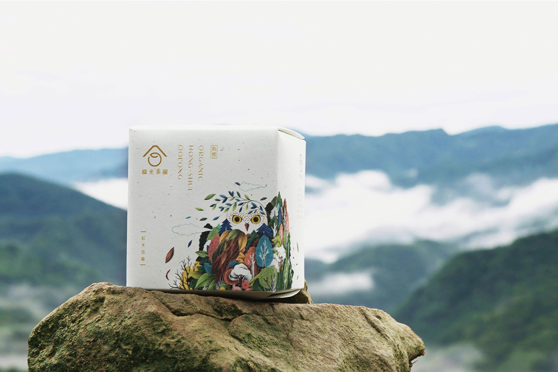綠光茶園位於坪林北勢溪源頭翡翠水庫上游，創辦人採用有機植栽同時保護環境及原生種，為了呼應此精神，該款包裝的紙張，使用喝完不要的茶渣製成環保再生的茶渣紙，並結合坪林四個原生種動物，用插畫手法融入在地環境與環保油墨加工印製，呈現自然共生天地同好的意境。