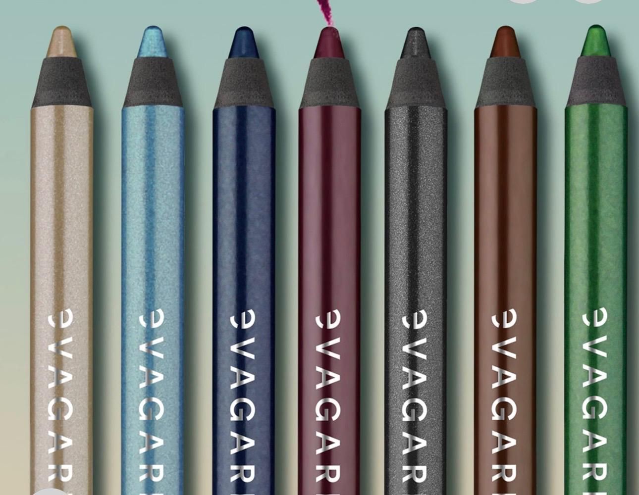 Sette matite eyeliner colorate allineate verticalmente, con il marchio SVACAR.