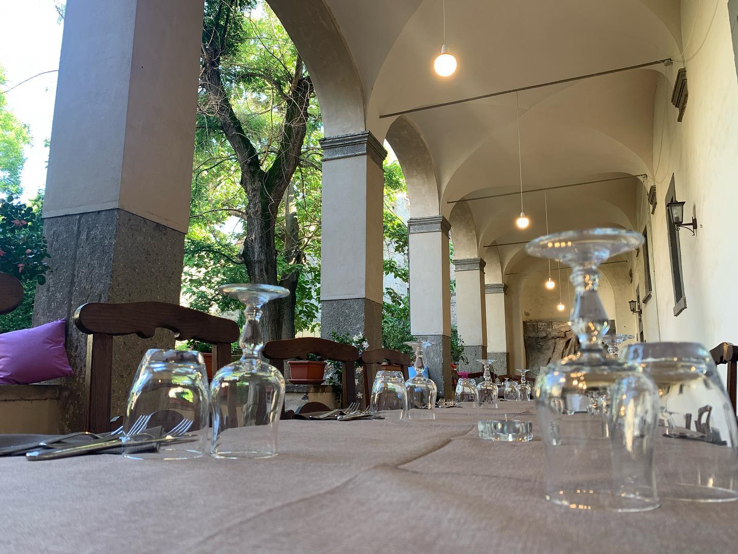 Tavoli nel porticato