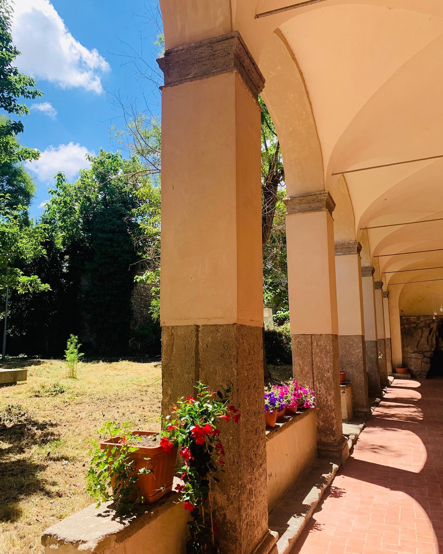 Porticato con tavoli