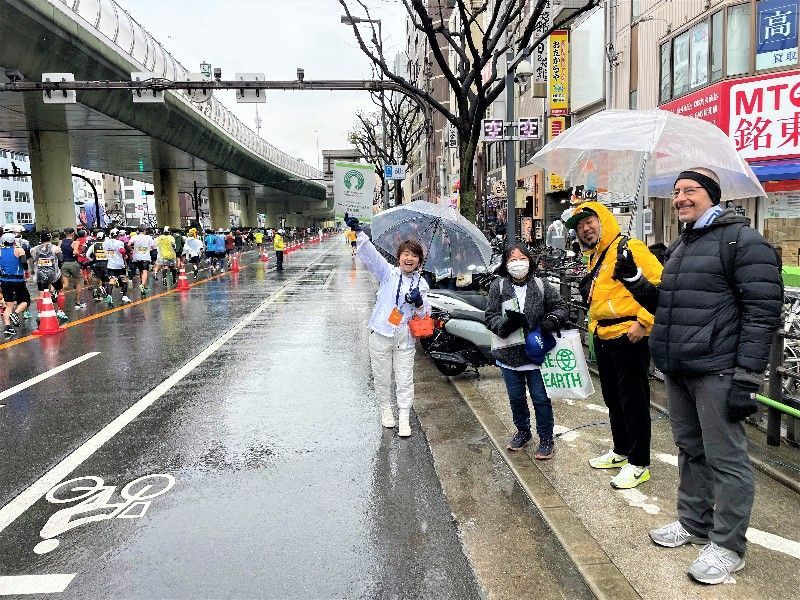 People cheering runners at 2024 Osaka Marathon