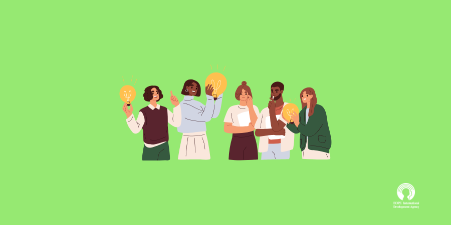 People holding lightbulbs on a green background, illustrating ideas and collaboration.