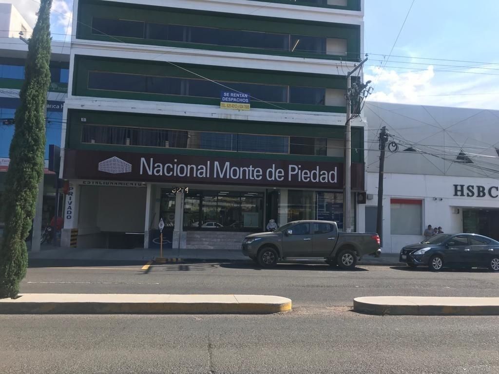Un camión está estacionado frente a un edificio que dice nacional monte de piedad.