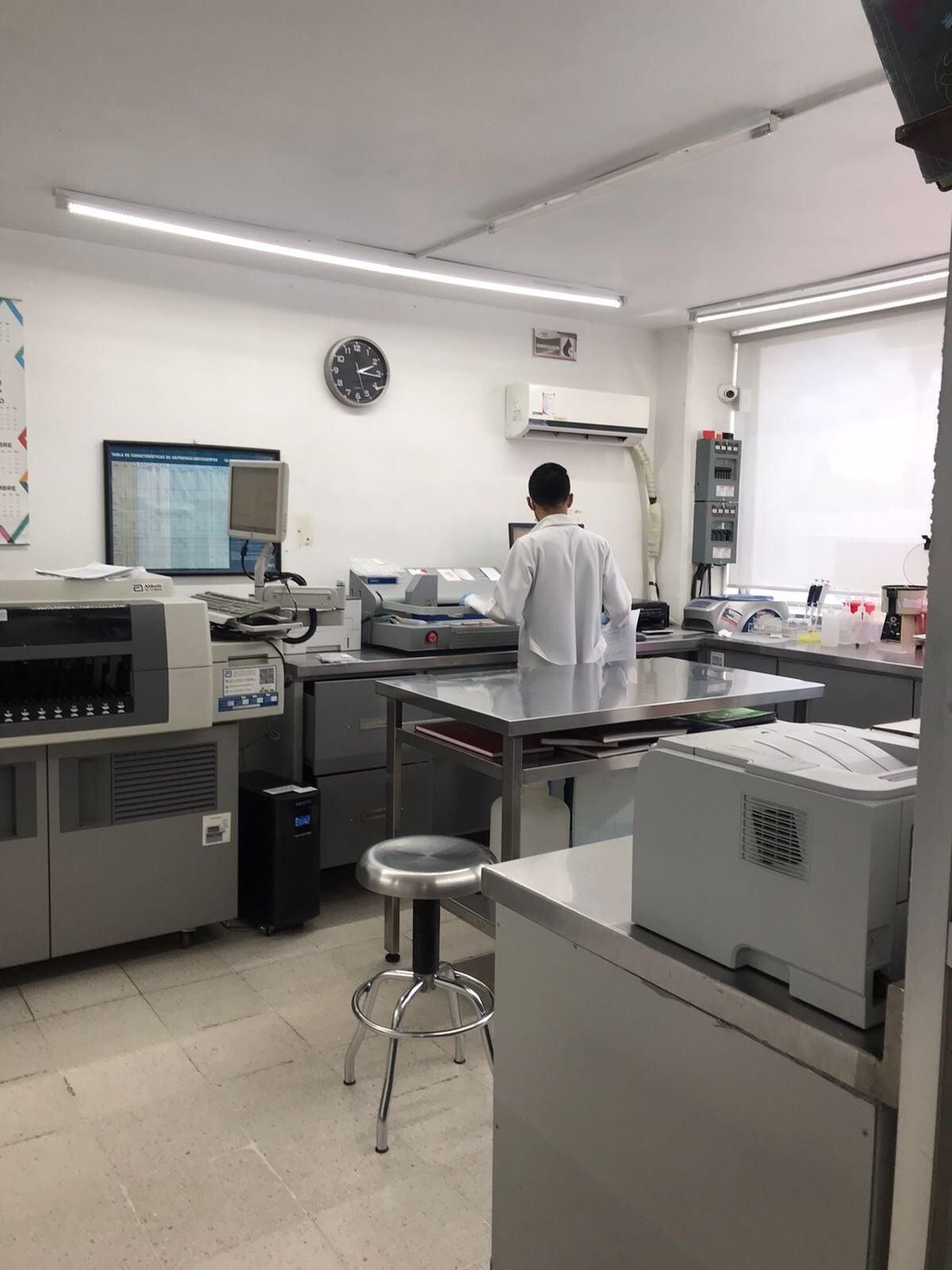 Un hombre está parado en una mesa en un laboratorio.