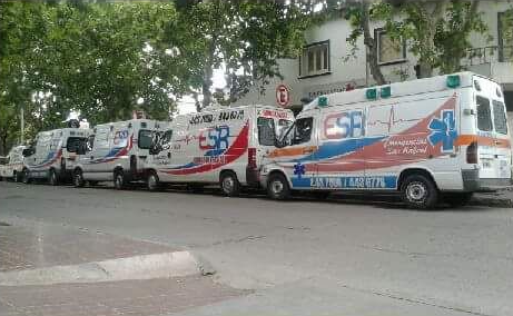Una hilera de varias ambulancias blancas con la inscripción 
