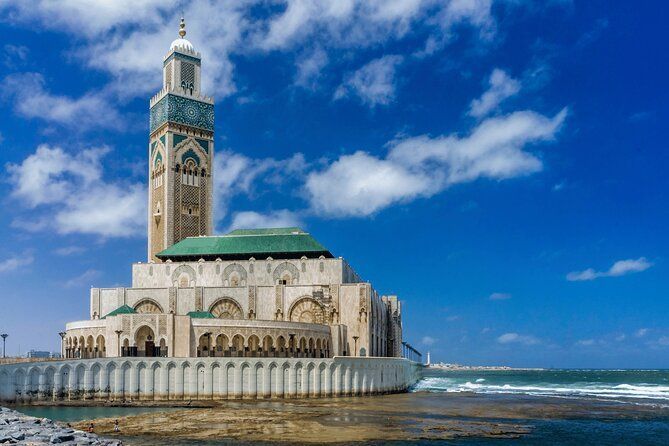 Une grande mosquée est située au sommet d'une petite île au milieu de l'océan.