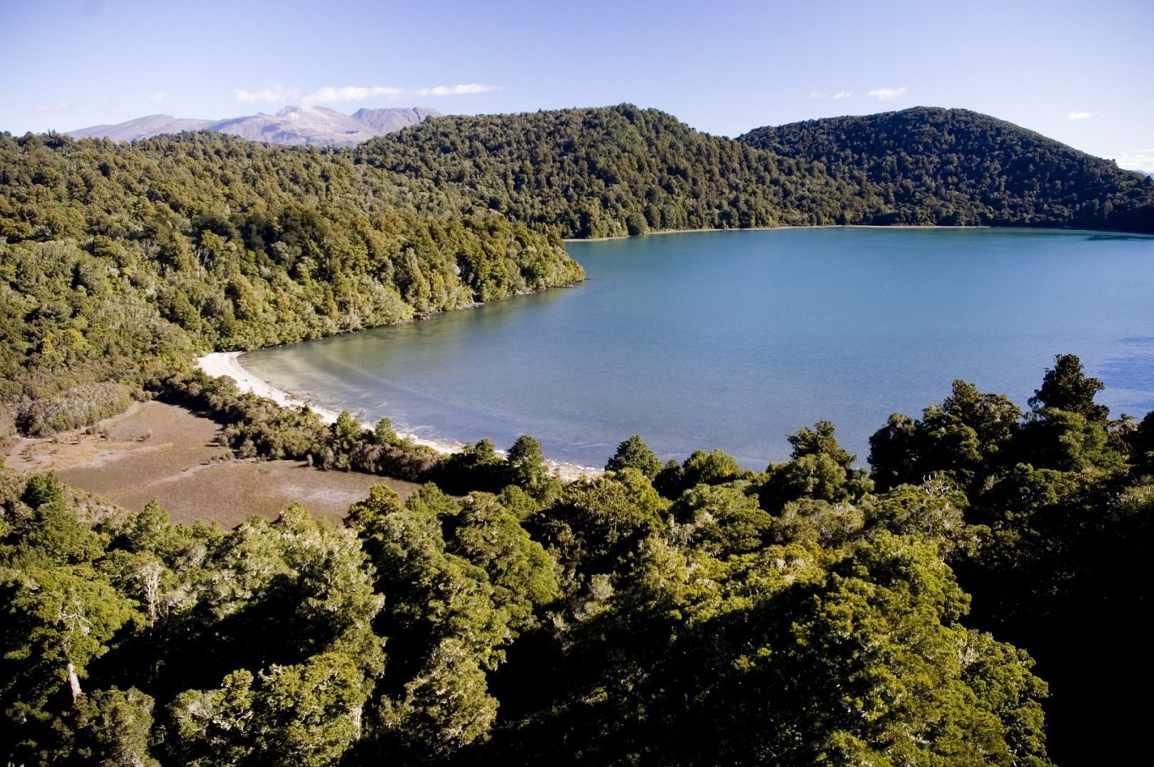 A picture of Lake Rotopounamu in Tongariro National Park