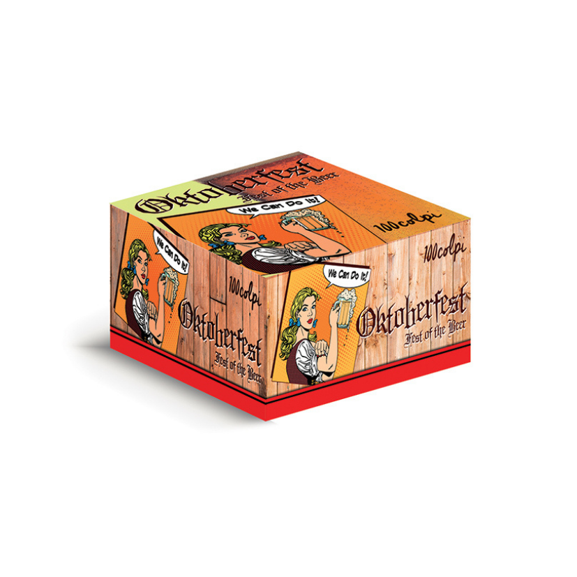 Scatola di post-it a tema Oktoberfest raffigurante una donna che tiene in mano un boccale di birra e uno sfondo in legno.