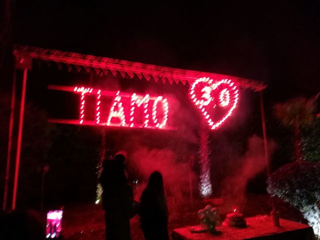 Di notte, delle luci rosse compongono la scritta