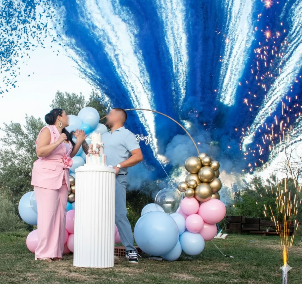 Coppia alla rivelazione del sesso del nascituro, fumo blu che esplode sopra di loro. Palloncini, torta e bengala in un'area verde.