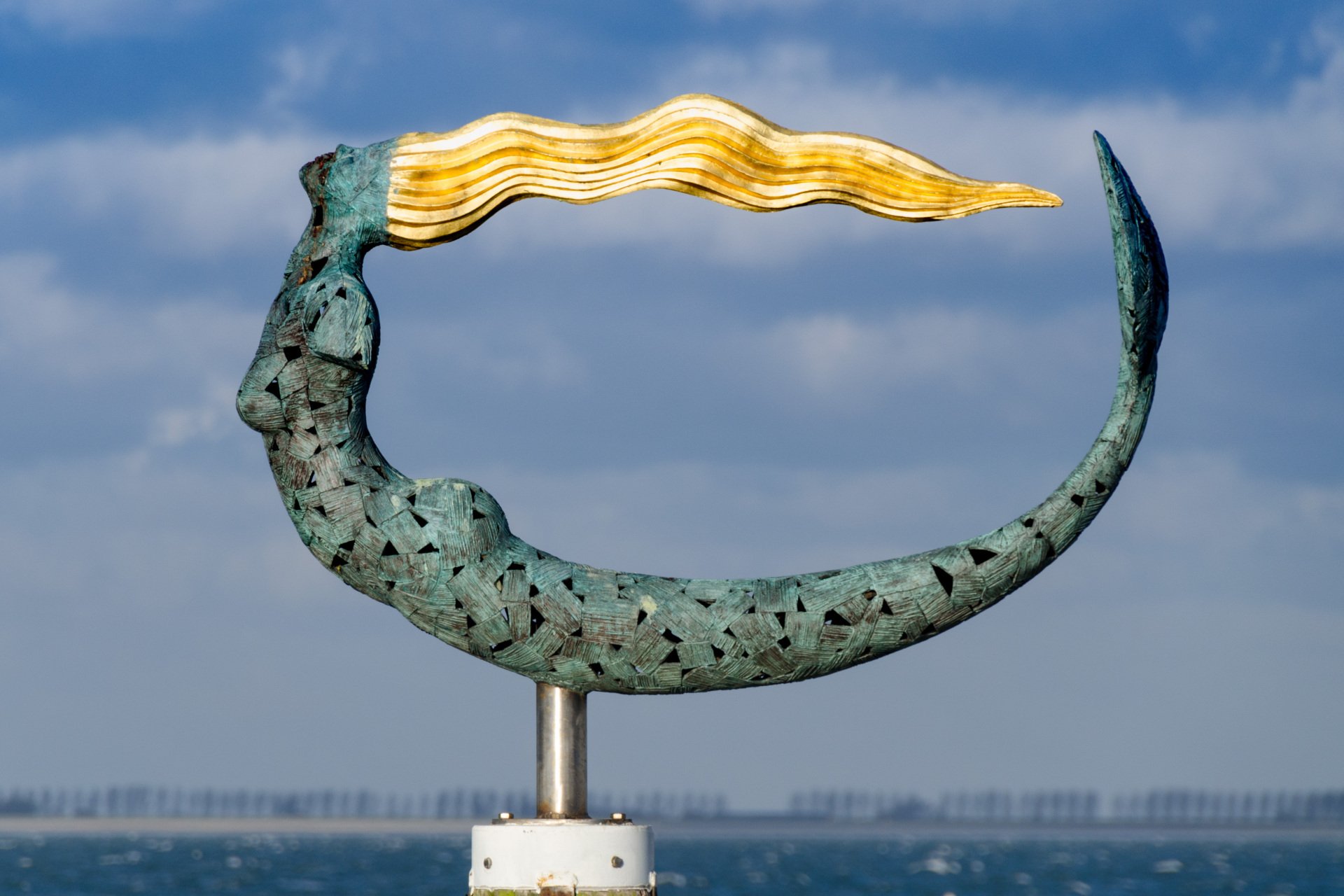 Kunstwerk, de Zeemeermin in de havenkom bij Wemeldinge