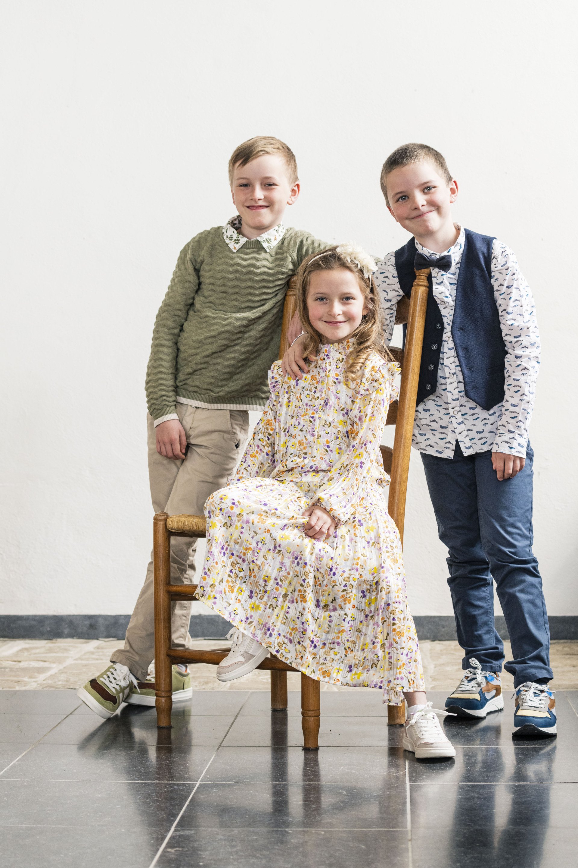 Communiefoto van broers en zusje op een binnenlocatie