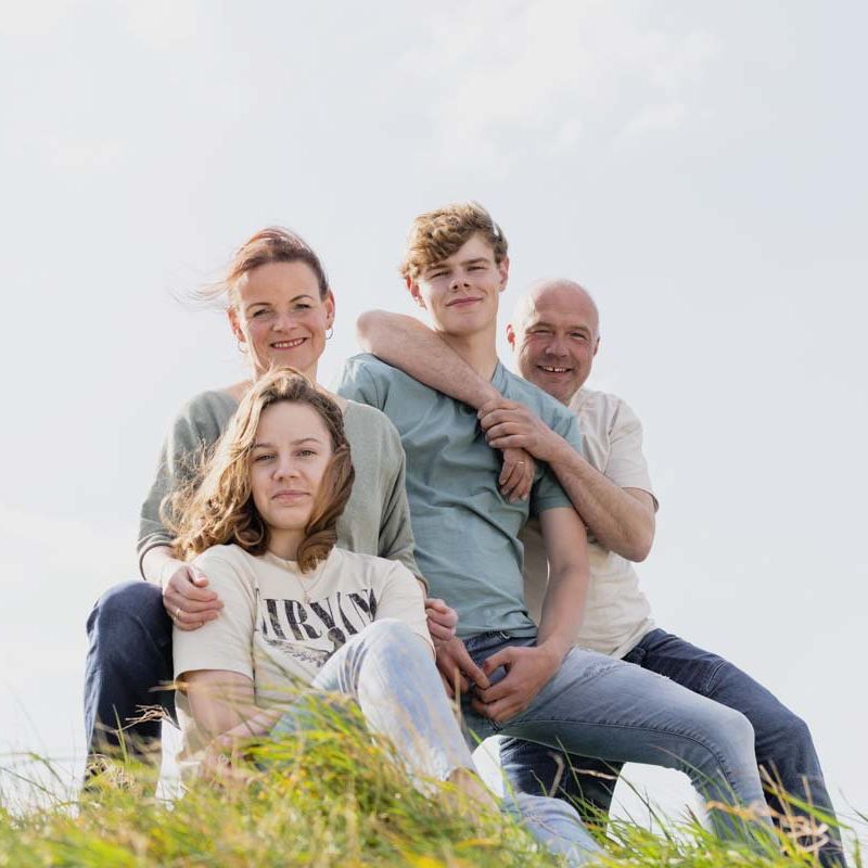 Gezinsfoto familie Hofs bij het strand van Wemeldinge