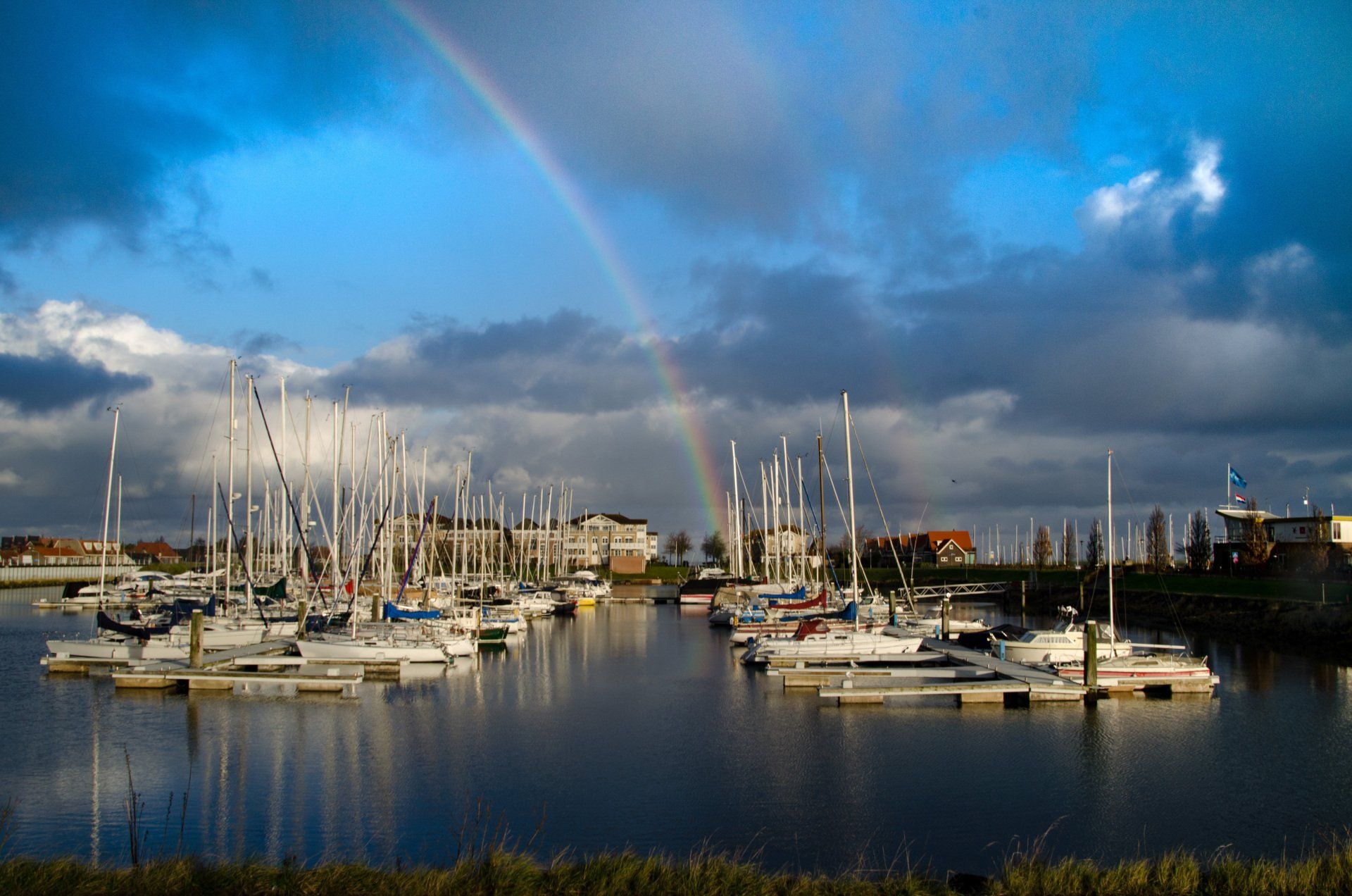 Regenboog bij de jachthaven van Wemeldinge