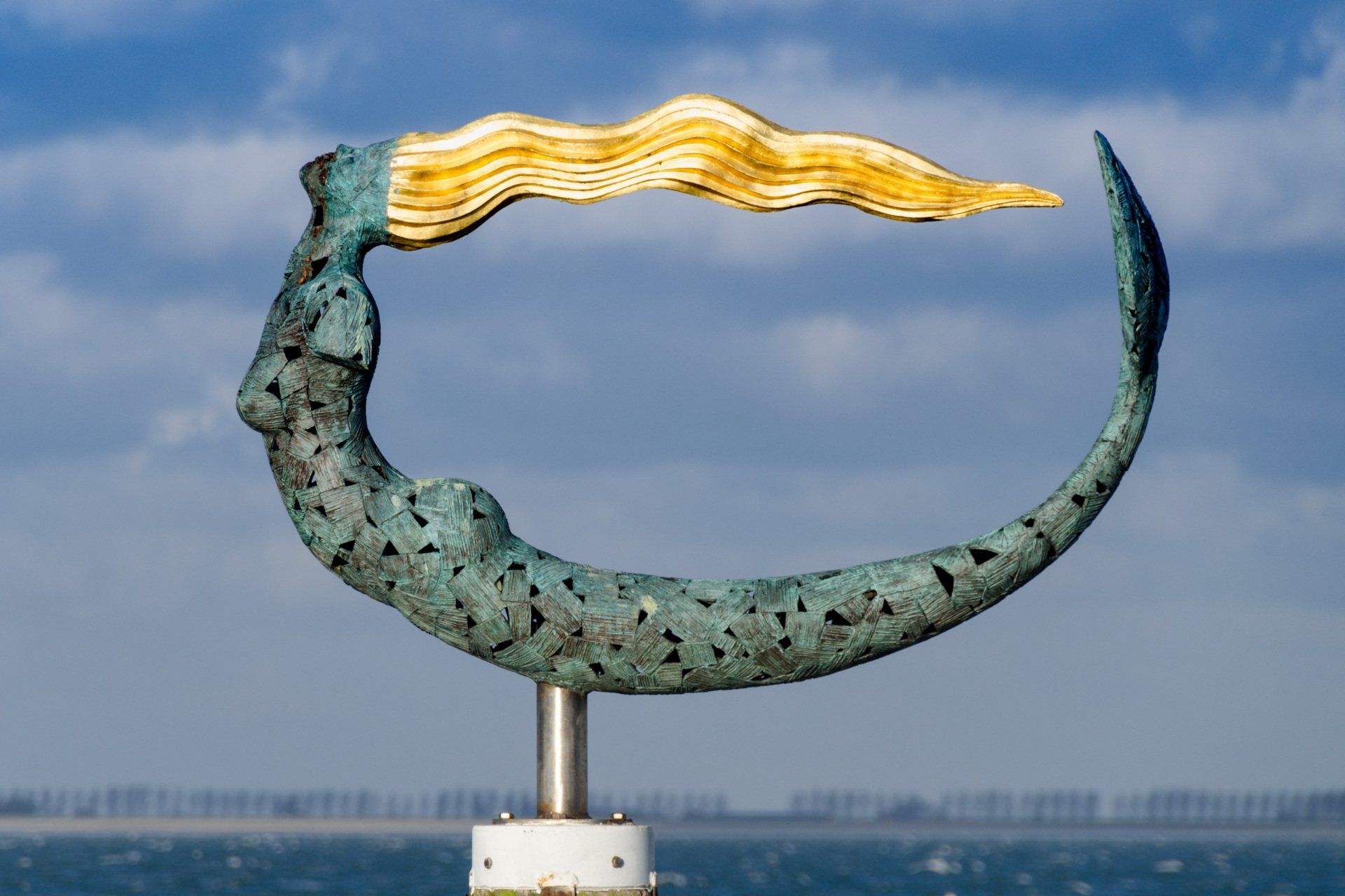 Kunstwerk, de Zeemeermin in de havenkom bij Wemeldinge