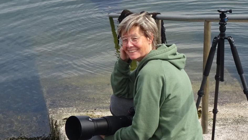 Portret fotograaf Petra Slingenberg aan het water