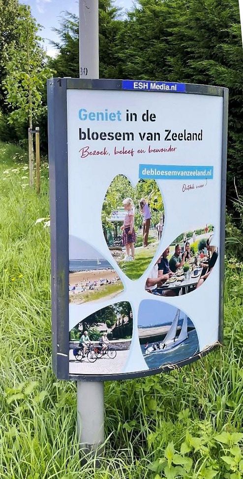 Foto's gemaakt voor de Bloesem van Zeeland op een publicatiebord aan de weg.