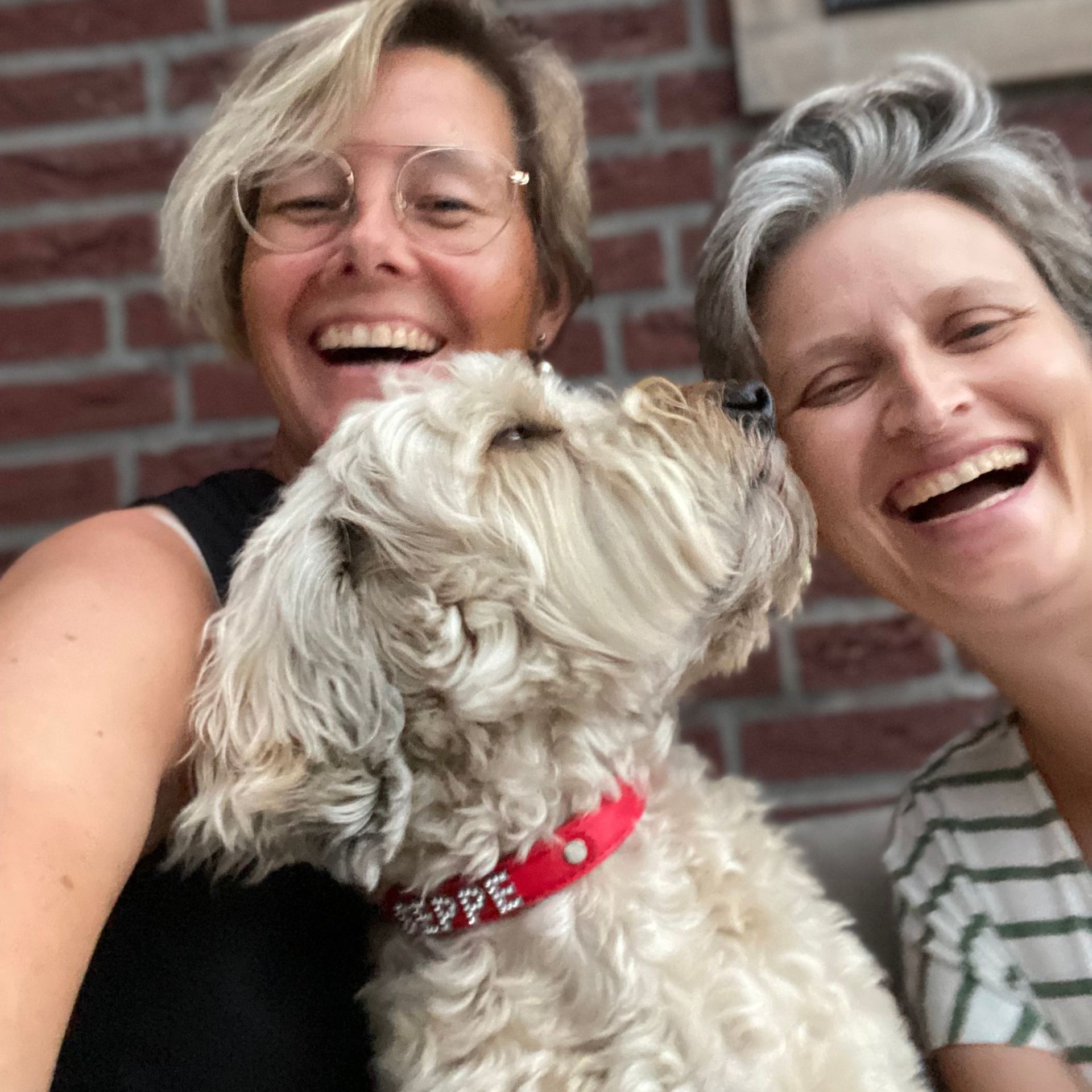 Petra met haar vrouw Leen en hond Seppe