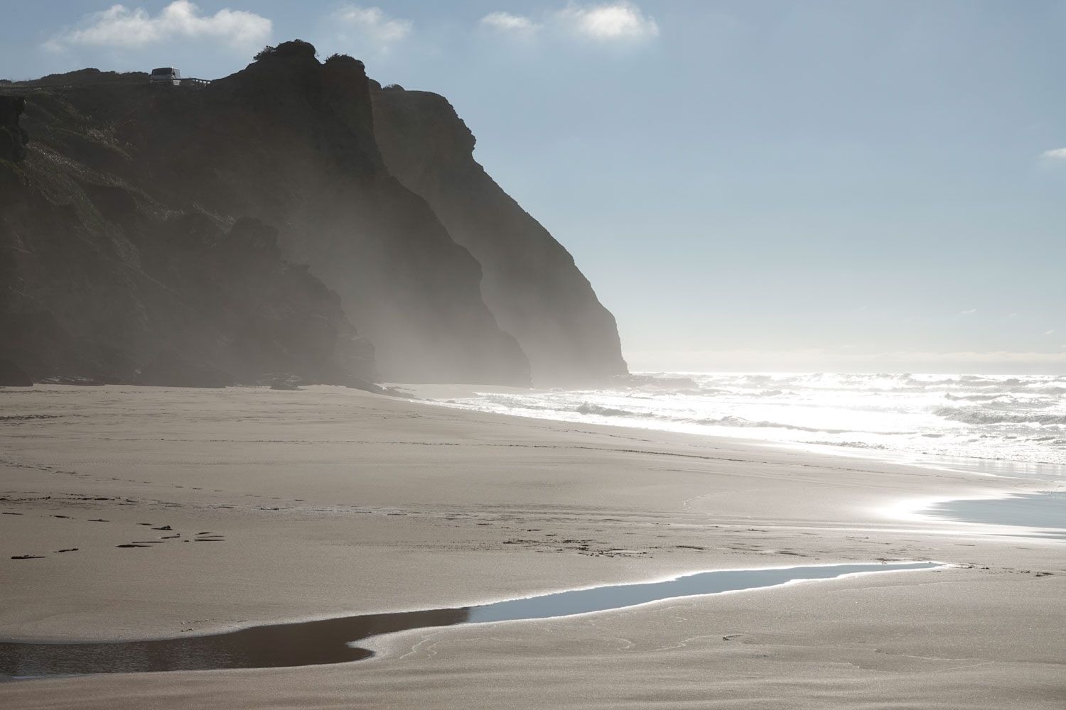 Een baai met een zachte gloed door de zon en tegenlicht
