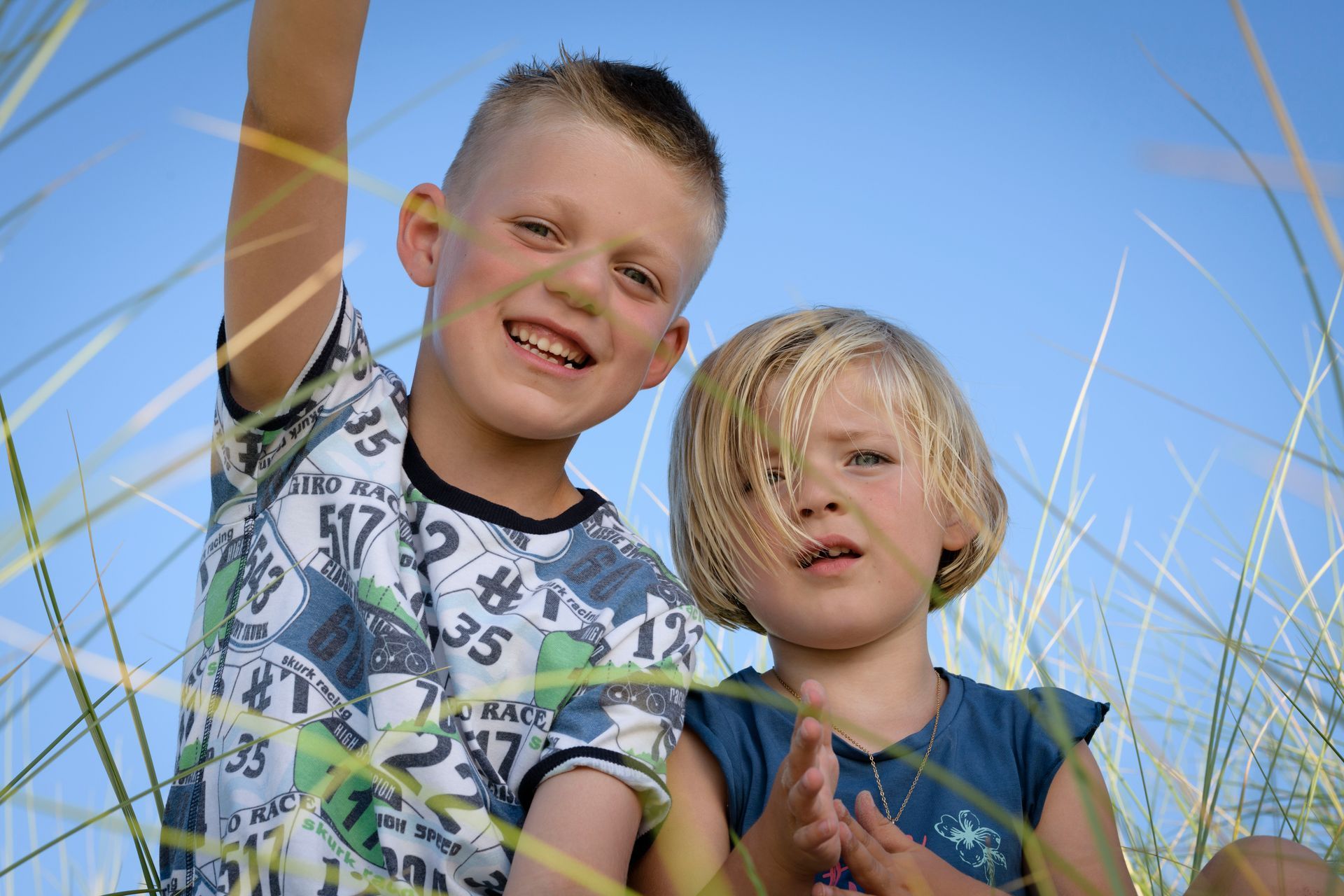 Portretfoto broer en zus in de duinen bij Kats in Zeeland