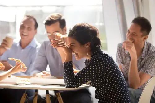 Felicidade no trabalho: ci&ecirc;ncia revela caminho para bem-estar profissional e alta performance